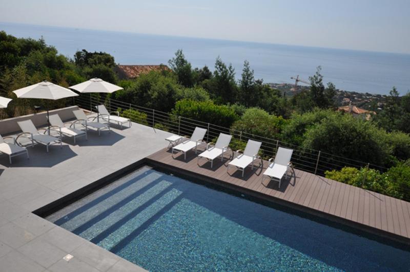 Villa Vue panoramique sur la baie de St Tropez à Les Issambres Extérieur photo